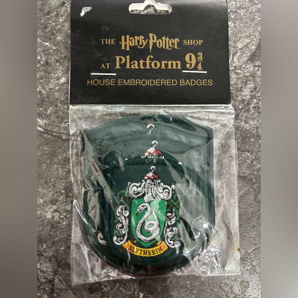 Warner Bros. Harry Potter Slytherin Crest Badge - Green and Silver